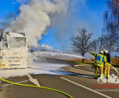 FLAMMENBILDER: LKW in Vollbrand. Feuerwehr löscht mit Schaum den Brand technischer Defekt die Ursache