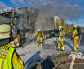 FLAMMENBILDER: LKW in Vollbrand. Feuerwehr löscht mit Schaum den Brand technischer Defekt die Ursache