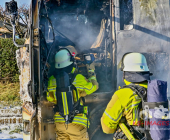 FLAMMENBILDER: LKW in Vollbrand. Feuerwehr löscht mit Schaum den Brand technischer Defekt die Ursache