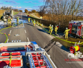 FLAMMENBILDER: LKW in Vollbrand. Feuerwehr löscht mit Schaum den Brand technischer Defekt die Ursache