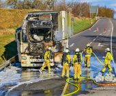 FLAMMENBILDER: LKW in Vollbrand. Feuerwehr löscht mit Schaum den Brand technischer Defekt die Ursache