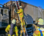 FLAMMENBILDER: LKW in Vollbrand. Feuerwehr löscht mit Schaum den Brand technischer Defekt die Ursache