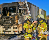 FLAMMENBILDER: LKW in Vollbrand. Feuerwehr löscht mit Schaum den Brand technischer Defekt die Ursache