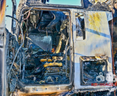 FLAMMENBILDER: LKW in Vollbrand. Feuerwehr löscht mit Schaum den Brand technischer Defekt die Ursache