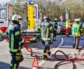 Verkehrsunfall aufgrund missachtetem Rotlicht. Beifahrerin eingeklemmt