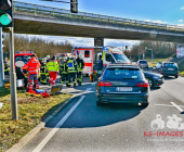 Verkehrsunfall aufgrund missachtetem Rotlicht. Beifahrerin eingeklemmt