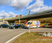 Verkehrsunfall aufgrund missachtetem Rotlicht. Beifahrerin eingeklemmt