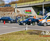 Verkehrsunfall aufgrund missachtetem Rotlicht. Beifahrerin eingeklemmt