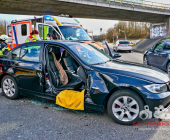 Verkehrsunfall aufgrund missachtetem Rotlicht. Beifahrerin eingeklemmt