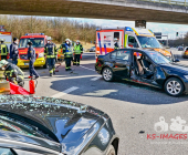 Verkehrsunfall aufgrund missachtetem Rotlicht. Beifahrerin eingeklemmt