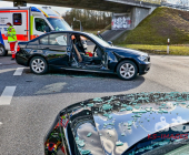 Verkehrsunfall aufgrund missachtetem Rotlicht. Beifahrerin eingeklemmt