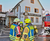 Blick in den Dachstuhl aus der Drehleiter. Erneuter Brand im Dachstuhl Gemeinschaftsunterkunft Hemmingen