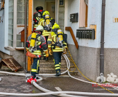 Blick in den Dachstuhl aus der Drehleiter. Erneuter Brand im Dachstuhl Gemeinschaftsunterkunft Hemmingen