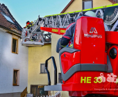 Blick in den Dachstuhl aus der Drehleiter. Erneuter Brand im Dachstuhl Gemeinschaftsunterkunft Hemmingen