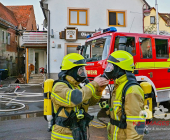 Blick in den Dachstuhl aus der Drehleiter. Erneuter Brand im Dachstuhl Gemeinschaftsunterkunft Hemmingen