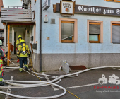 Blick in den Dachstuhl aus der Drehleiter. Erneuter Brand im Dachstuhl Gemeinschaftsunterkunft Hemmingen