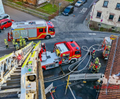 Blick in den Dachstuhl aus der Drehleiter. Erneuter Brand im Dachstuhl Gemeinschaftsunterkunft Hemmingen