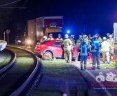 UPDATE: Frontalunfall zwischen PKW und LKW. PKW kommt in Gleisbett zum Stehen. Fahrerin eingeklemmt Chihuahua verletzt. Remseck Richtung Stuttgart L1100 Höhe Aldingen