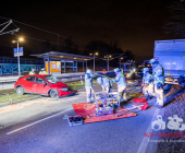 UPDATE: Frontalunfall zwischen PKW und LKW. PKW kommt in Gleisbett zum Stehen. Fahrerin eingeklemmt Chihuahua verletzt. Remseck Richtung Stuttgart L1100 Höhe Aldingen