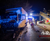 UPDATE: Frontalunfall zwischen PKW und LKW. PKW kommt in Gleisbett zum Stehen. Fahrerin eingeklemmt Chihuahua verletzt. Remseck Richtung Stuttgart L1100 Höhe Aldingen