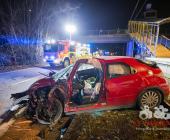 UPDATE: Frontalunfall zwischen PKW und LKW. PKW kommt in Gleisbett zum Stehen. Fahrerin eingeklemmt Chihuahua verletzt. Remseck Richtung Stuttgart L1100 Höhe Aldingen