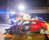 UPDATE: Frontalunfall zwischen PKW und LKW. PKW kommt in Gleisbett zum Stehen. Fahrerin eingeklemmt Chihuahua verletzt. Remseck Richtung Stuttgart L1100 Höhe Aldingen