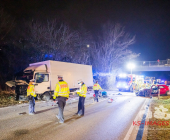 UPDATE: Frontalunfall zwischen PKW und LKW. PKW kommt in Gleisbett zum Stehen. Fahrerin eingeklemmt Chihuahua verletzt. Remseck Richtung Stuttgart L1100 Höhe Aldingen