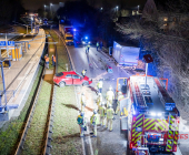 UPDATE: Frontalunfall zwischen PKW und LKW. PKW kommt in Gleisbett zum Stehen. Fahrerin eingeklemmt Chihuahua verletzt. Remseck Richtung Stuttgart L1100 Höhe Aldingen