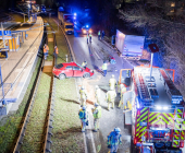 UPDATE: Frontalunfall zwischen PKW und LKW. PKW kommt in Gleisbett zum Stehen. Fahrerin eingeklemmt Chihuahua verletzt. Remseck Richtung Stuttgart L1100 Höhe Aldingen