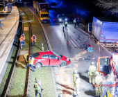 UPDATE: Frontalunfall zwischen PKW und LKW. PKW kommt in Gleisbett zum Stehen. Fahrerin eingeklemmt Chihuahua verletzt. Remseck Richtung Stuttgart L1100 Höhe Aldingen