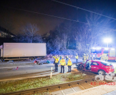 UPDATE: Frontalunfall zwischen PKW und LKW. PKW kommt in Gleisbett zum Stehen. Fahrerin eingeklemmt Chihuahua verletzt. Remseck Richtung Stuttgart L1100 Höhe Aldingen