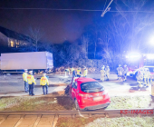 UPDATE: Frontalunfall zwischen PKW und LKW. PKW kommt in Gleisbett zum Stehen. Fahrerin eingeklemmt Chihuahua verletzt. Remseck Richtung Stuttgart L1100 Höhe Aldingen