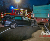 Schwerer Verkehrsunfall auf der B10 - PKW kracht auf landwirtschaftlichen Anhänger. PKW unter Anhänger eingeklemmt