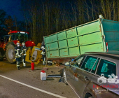 Schwerer Verkehrsunfall auf der B10 - PKW kracht auf landwirtschaftlichen Anhänger. PKW unter Anhänger eingeklemmt