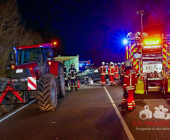 Schwerer Verkehrsunfall auf der B10 - PKW kracht auf landwirtschaftlichen Anhänger. PKW unter Anhänger eingeklemmt