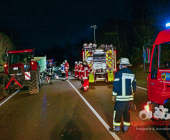 Schwerer Verkehrsunfall auf der B10 - PKW kracht auf landwirtschaftlichen Anhänger. PKW unter Anhänger eingeklemmt