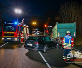 Schwerer Verkehrsunfall auf der B10 - PKW kracht auf landwirtschaftlichen Anhänger. PKW unter Anhänger eingeklemmt