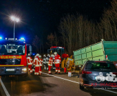 Schwerer Verkehrsunfall auf der B10 - PKW kracht auf landwirtschaftlichen Anhänger. PKW unter Anhänger eingeklemmt