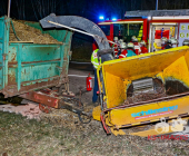 Schwerer Verkehrsunfall auf der B10 - PKW kracht auf landwirtschaftlichen Anhänger. PKW unter Anhänger eingeklemmt