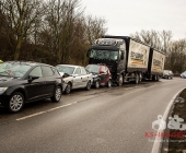 Unfall mit mehreren PKW sowie ein LKW, mehrere Verletzte evtl. Folgeunfall durch stehendes Unfallfahrzeug