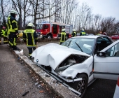 Alkoholisiert gegen eine Mauer gedonnert - Fahrer eingeklemmt