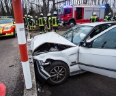 Alkoholisiert gegen eine Mauer gedonnert - Fahrer eingeklemmt