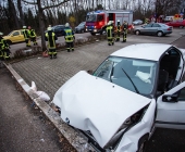 Alkoholisiert gegen eine Mauer gedonnert - Fahrer eingeklemmt