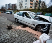 Alkoholisiert gegen eine Mauer gedonnert - Fahrer eingeklemmt