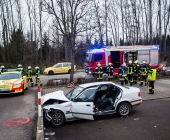 Alkoholisiert gegen eine Mauer gedonnert - Fahrer eingeklemmt