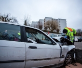 Alkoholisiert gegen eine Mauer gedonnert - Fahrer eingeklemmt