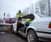 Alkoholisiert gegen eine Mauer gedonnert - Fahrer eingeklemmt