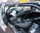 Alkoholisiert gegen eine Mauer gedonnert - Fahrer eingeklemmt