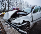 Alkoholisiert gegen eine Mauer gedonnert - Fahrer eingeklemmt