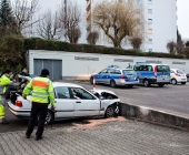 Alkoholisiert gegen eine Mauer gedonnert - Fahrer eingeklemmt